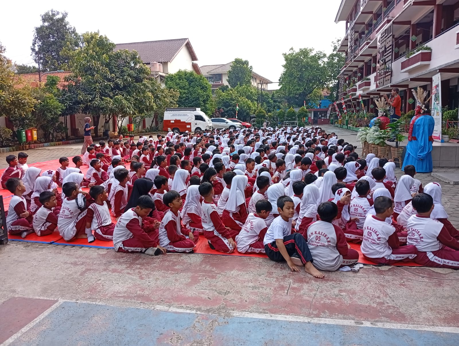 Wisata LiterAsyik Ke SDN Kalisari 05